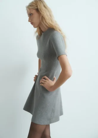 Feinstrick-Kleid mit ausgestelltem Rock