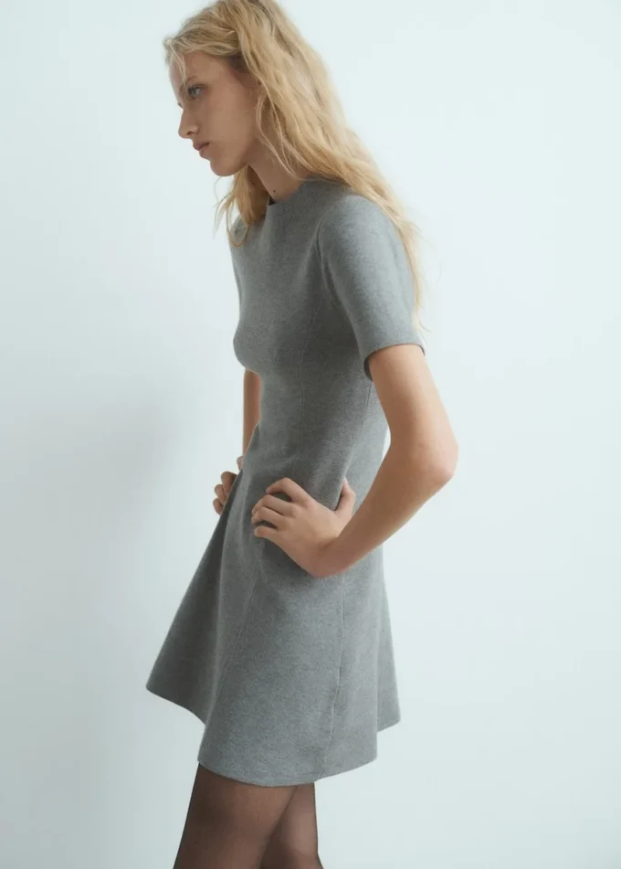 Feinstrick-Kleid mit ausgestelltem Rock