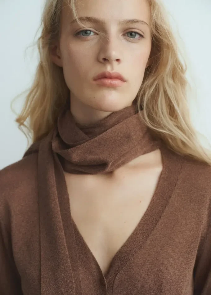 Feinstrick-Strickjacke mit Foulard Feinstrick-Strickjacke mit Foulard