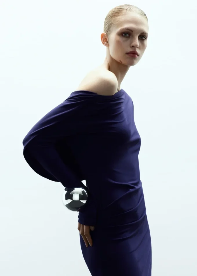 Feinstrickkleid mit offenem Rücken Feinstrickkleid mit offenem Rücken