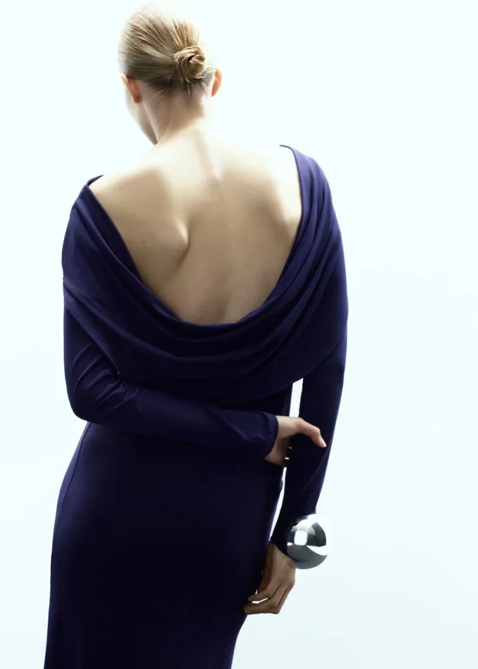 Feinstrickkleid mit offenem Rücken Feinstrickkleid mit offenem Rücken