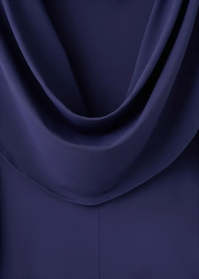 Feinstrickkleid mit offenem Rücken Feinstrickkleid mit offenem Rücken