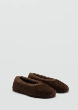 Flache Schuhe mit Felloptik