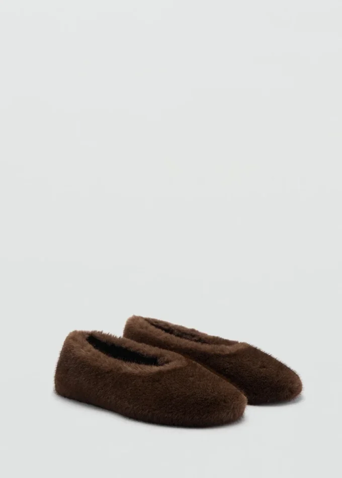 Flache Schuhe mit Felloptik