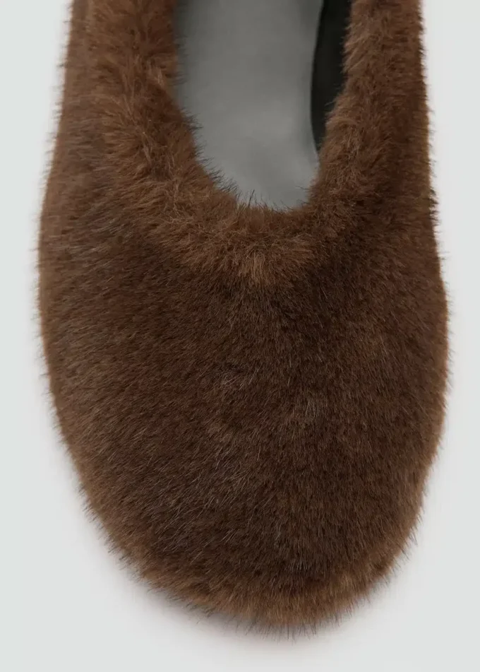Flache Schuhe mit Felloptik
