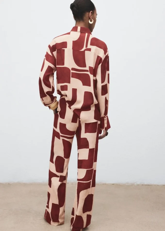 Fließende Hose mit geometrischem Muster Fließende Hose mit geometrischem Muster
