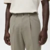 Fließende Hose mit geradem Bein und Falten