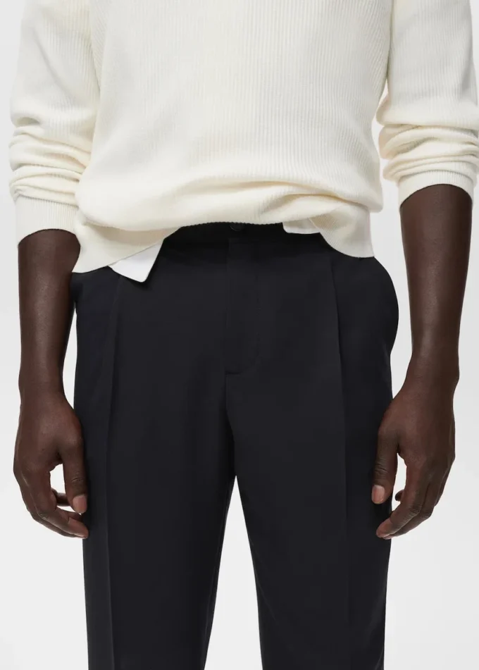 Fließende Hose mit geradem Bein und Falten