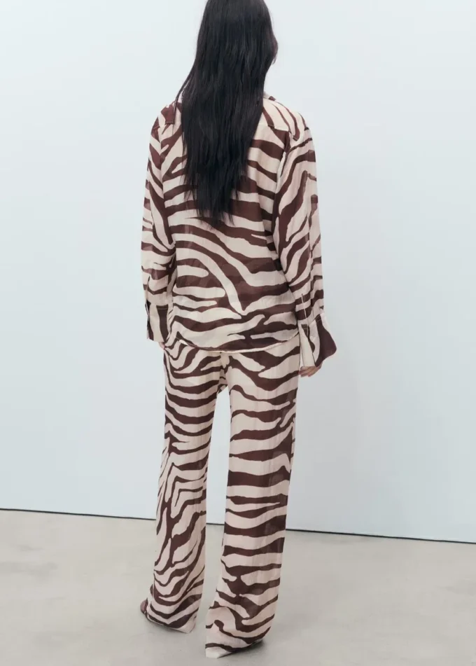 Fließendes Hemd mit Zebradruck