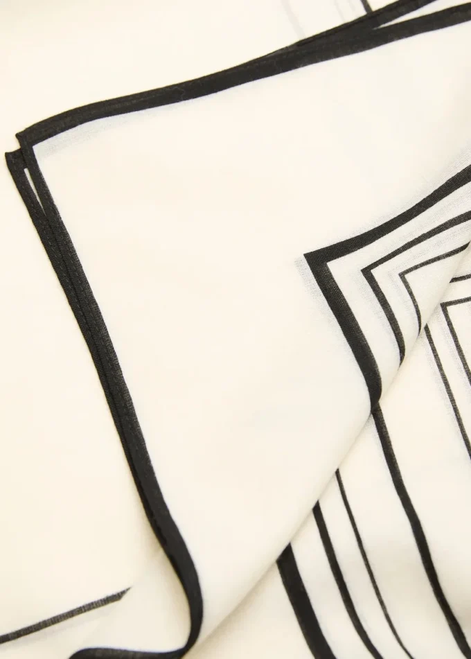 Foulard aus 100 % Wolle mit geometrischem Print
