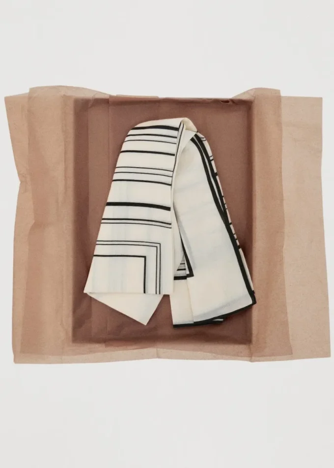 Foulard aus 100 % Wolle mit geometrischem Print