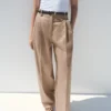 Gerade geschnittene Baumwollhose mit Falten Gerade geschnittene Baumwollhose mit Falten