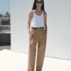 Gerade geschnittene Baumwollhose mit Falten Gerade geschnittene Baumwollhose mit Falten