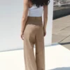 Gerade geschnittene Baumwollhose mit Falten Gerade geschnittene Baumwollhose mit Falten
