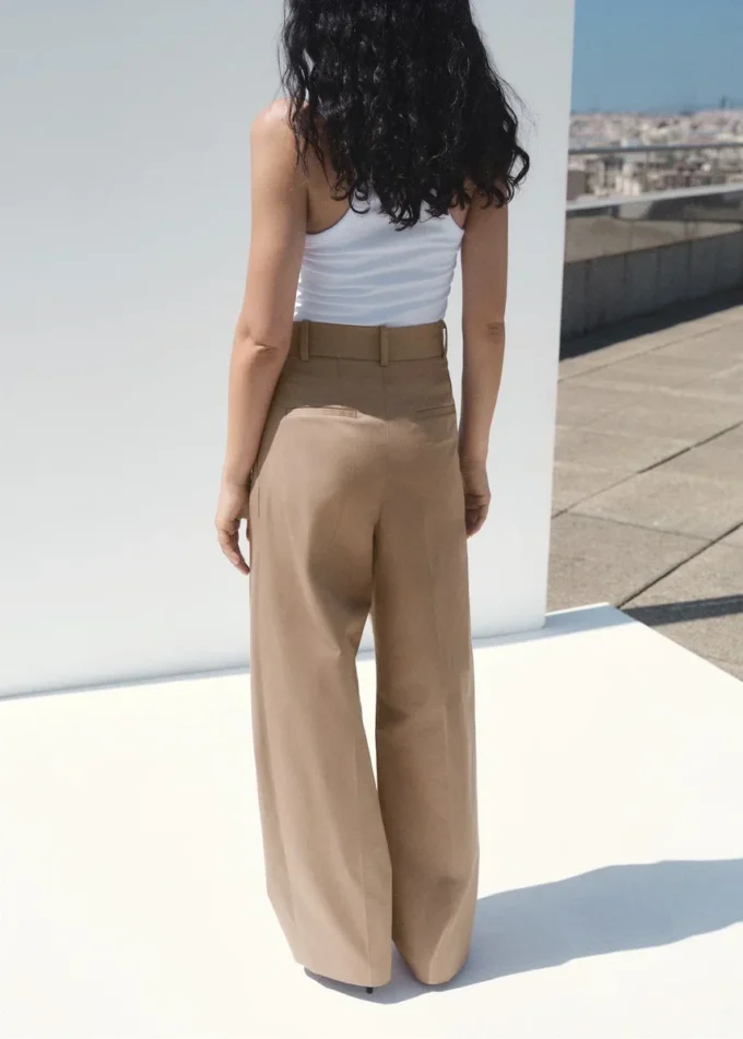 Gerade geschnittene Baumwollhose mit Falten Gerade geschnittene Baumwollhose mit Falten