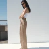Gerade geschnittene Baumwollhose mit Falten Gerade geschnittene Baumwollhose mit Falten