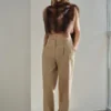 Gerade geschnittene Denimhose mit Falten Gerade geschnittene Denimhose mit Falten