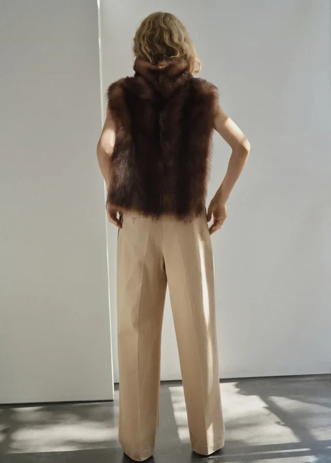 Gerade geschnittene Denimhose mit Falten Gerade geschnittene Denimhose mit Falten