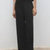 Gerade geschnittene Hose mit elastischem Bund Gerade geschnittene Hose mit elastischem Bund