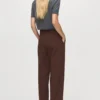 Gerade geschnittene Hose mit hoher Taille Gerade geschnittene Hose mit hoher Taille