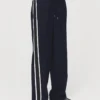 Gerade geschnittene Hose mit kontrastierenden Streifen