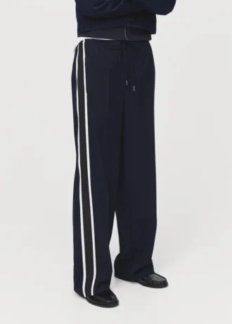 Gerade geschnittene Hose mit kontrastierenden Streifen