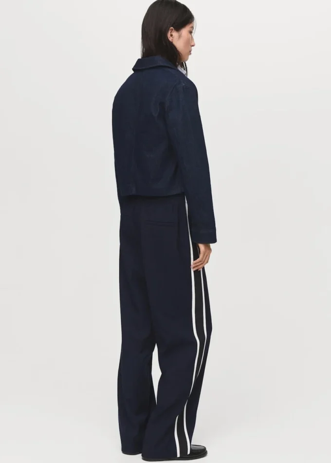 Gerade geschnittene Hose mit kontrastierenden Streifen