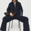 Gerade geschnittene Hose mit kontrastierenden Streifen