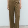 Gerade geschnittene Hose mit mittlerer Leibhöhe Gerade geschnittene Hose mit mittlerer Leibhöhe