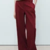 Gerade geschnittene Hose mit mittlerer Leibhöhe Gerade geschnittene Hose mit mittlerer Leibhöhe
