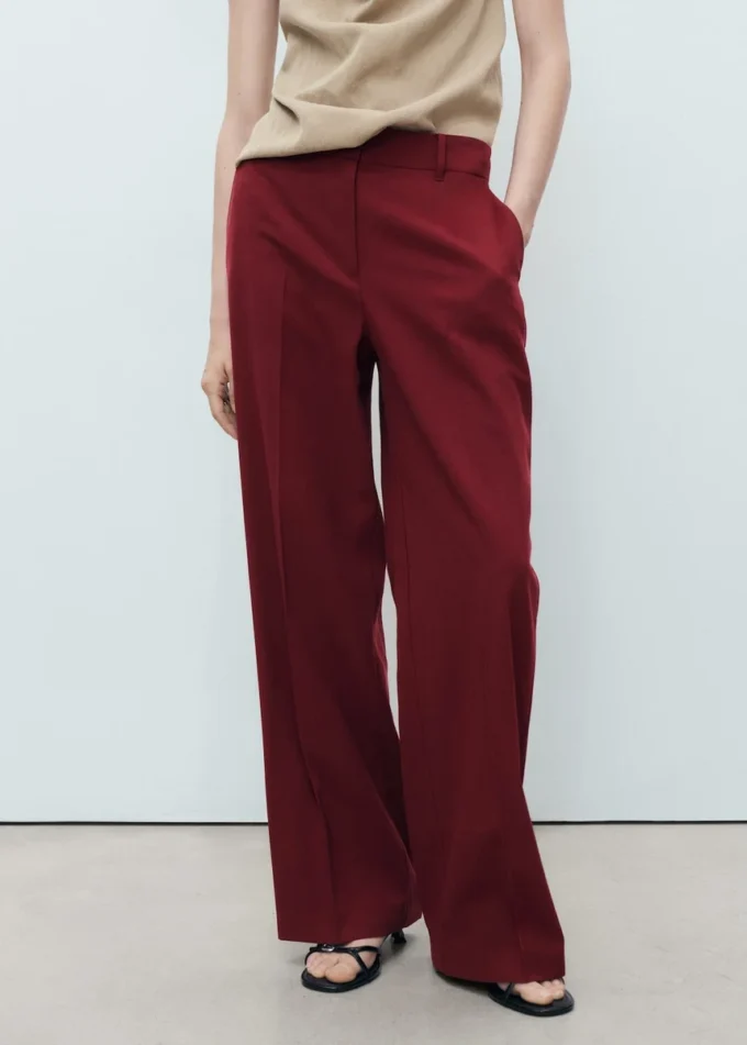 Gerade geschnittene Hose mit mittlerer Leibhöhe Gerade geschnittene Hose mit mittlerer Leibhöhe