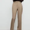 Gerade geschnittene Hose mit mittlerer Leibhöhe Gerade geschnittene Hose mit mittlerer Leibhöhe