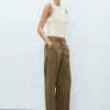 Gerade geschnittene Hose mit mittlerer Leibhöhe Gerade geschnittene Hose mit mittlerer Leibhöhe