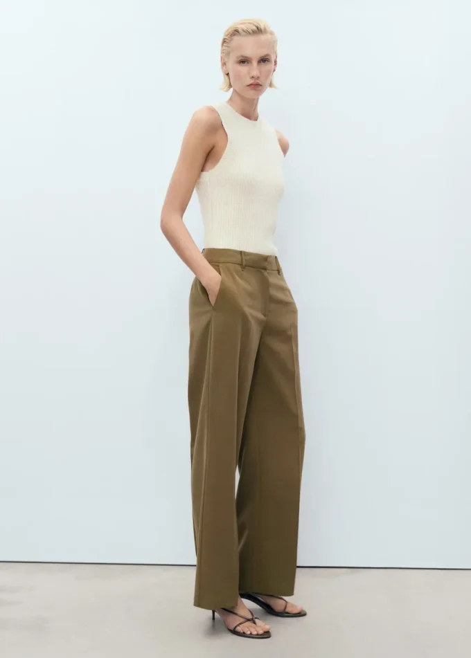 Gerade geschnittene Hose mit mittlerer Leibhöhe Gerade geschnittene Hose mit mittlerer Leibhöhe