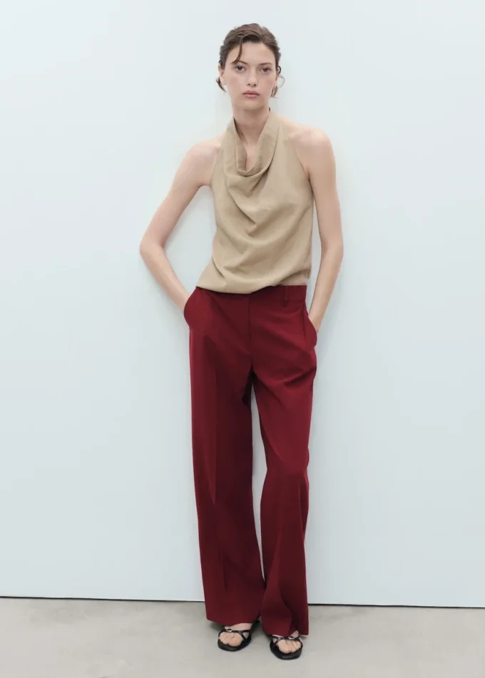 Gerade geschnittene Hose mit mittlerer Leibhöhe Gerade geschnittene Hose mit mittlerer Leibhöhe