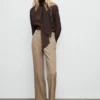 Gerade geschnittene Hose mit mittlerer Leibhöhe Gerade geschnittene Hose mit mittlerer Leibhöhe