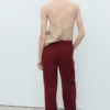 Gerade geschnittene Hose mit mittlerer Leibhöhe Gerade geschnittene Hose mit mittlerer Leibhöhe