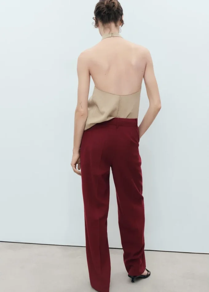 Gerade geschnittene Hose mit mittlerer Leibhöhe Gerade geschnittene Hose mit mittlerer Leibhöhe