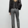 Gerade geschnittene Hose mit mittlerer Leibhöhe Gerade geschnittene Hose mit mittlerer Leibhöhe