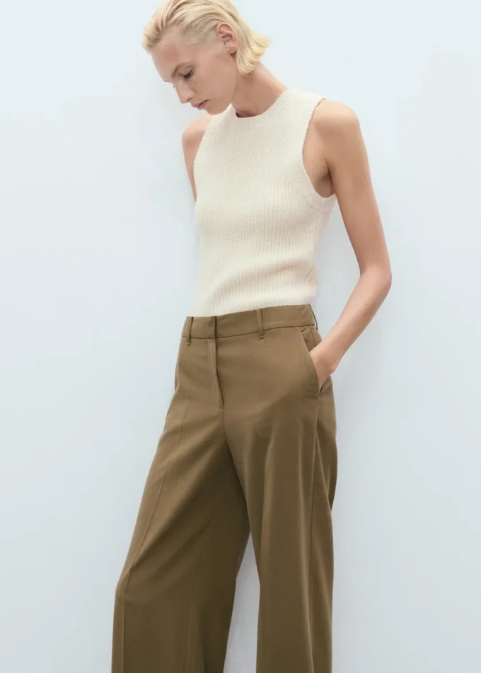 Gerade geschnittene Hose mit mittlerer Leibhöhe Gerade geschnittene Hose mit mittlerer Leibhöhe
