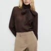 Gerade geschnittene Hose mit mittlerer Leibhöhe Gerade geschnittene Hose mit mittlerer Leibhöhe