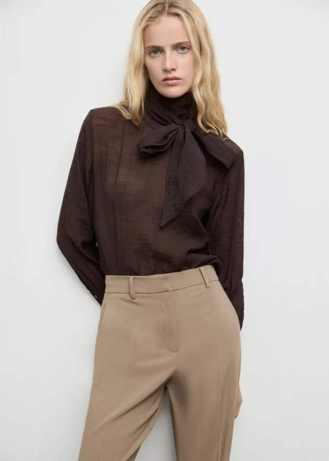 Gerade geschnittene Hose mit mittlerer Leibhöhe Gerade geschnittene Hose mit mittlerer Leibhöhe