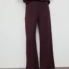Gerade geschnittene Hose mit Nahtdetails Gerade geschnittene Hose mit Nahtdetails
