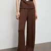 Gerade geschnittene Hose mit Nahtdetails Gerade geschnittene Hose mit Nahtdetails