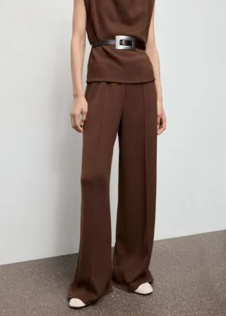 Gerade geschnittene Hose mit Nahtdetails