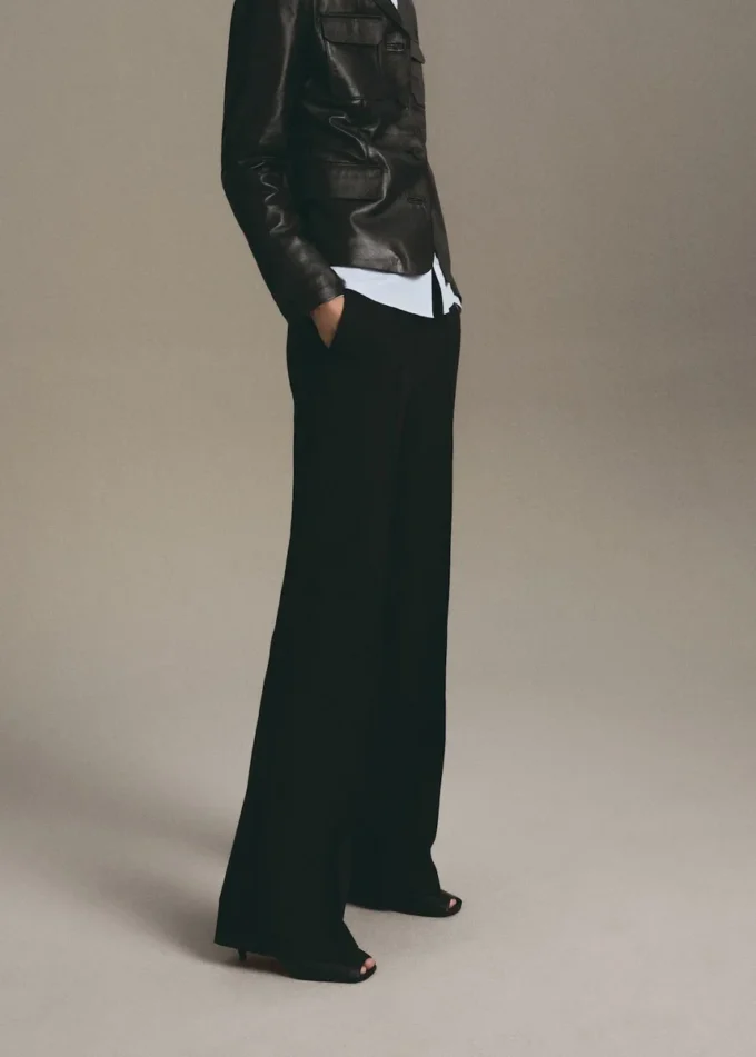 Gerade geschnittene Hose mit Nahtdetails Gerade geschnittene Hose mit Nahtdetails