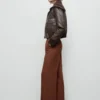 Gerade geschnittene Hose mit Nahtdetails