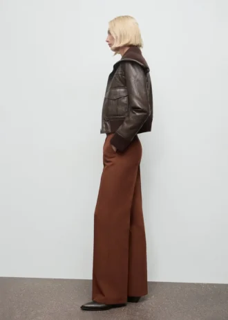 Gerade geschnittene Hose mit Nahtdetails