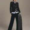 Gerade geschnittene Hose mit Nahtdetails Gerade geschnittene Hose mit Nahtdetails