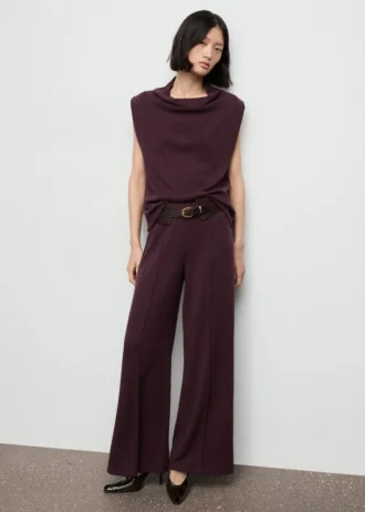 Gerade geschnittene Hose mit Nahtdetails